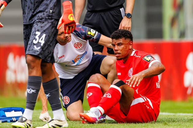 MAINZ, GERMANY - JULY 17: Ransford-Yeboah Koenigsdoerffer (Königsdörffer, 1. FSV Mainz 05, 11) was hit by Yannick Onohiol (1. FC Kaiserslautern, 34) during the battle for the ball in the air during the exhibition game between 1. FSV Mainz 05 vs. 1. FC Kaiserslautern at Bruchweg Stadium in preparation for the Bundesliga season 2026 27 on July 17, 2026 in Mainz, Germany. Ransford-Yeboah Koenigsdoerffer (Königsdörffer, 1. FSV Mainz 05, 11) is hurt and is being treated. He has a laceration on the face. DFL REGULATIONS PROHIBIT ANY USE OF PHOTOGRAPHS AS IMAGE SEQUENCES AND OR QUASI-VIDEO. Rhineland-Palatinate Germany Copyright: xStephanxHahnex