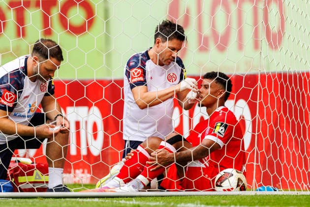 MAINZ, GERMANY - JULY 17: Ransford-Yeboah Koenigsdoerffer (Königsdörffer, 1. FSV Mainz 05, 11) was hit by Yannick Onohiol (1. FC Kaiserslautern, 34) during the battle for the ball in the air during the exhibition game between 1. FSV Mainz 05 vs. 1. FC Kaiserslautern at Bruchweg Stadium in preparation for the Bundesliga season 2026 27 on July 17, 2026 in Mainz, Germany. Ransford-Yeboah Koenigsdoerffer (Königsdörffer, 1. FSV Mainz 05, 11) is hurt and is being treated. He has a laceration on the face. DFL REGULATIONS PROHIBIT ANY USE OF PHOTOGRAPHS AS IMAGE SEQUENCES AND OR QUASI-VIDEO. Rhineland-Palatinate Germany Copyright: xStephanxHahnex
