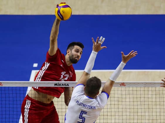 WomenÕs Volleyball Nations League - Belgrade 2026 Turkey s Adis Lagumdzija spikes the ball against Ukraine s Oleh Plotnytskyi during the MenÕs Volleyball Nations League Pool 7 match between Turkiye and Ukraine at Belgrade Arena on July 17, 2026 in Belgrade, Serbia. Belgrade Serbia Copyright: xSrdjanxStevanovicx x