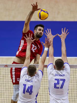 WomenÕs Volleyball Nations League - Belgrade 2026 Turkey s Adis Lagumdzija spikes the ball against Ukraine s Illa Kovalov and Ukraine s Vladyslav Shchurov during the MenÕs Volleyball Nations League Pool 7 match between Turkiye and Ukraine at Belgrade Arena on July 17, 2026 in Belgrade, Serbia. Belgrade Serbia Copyright: xSrdjanxStevanovicx x