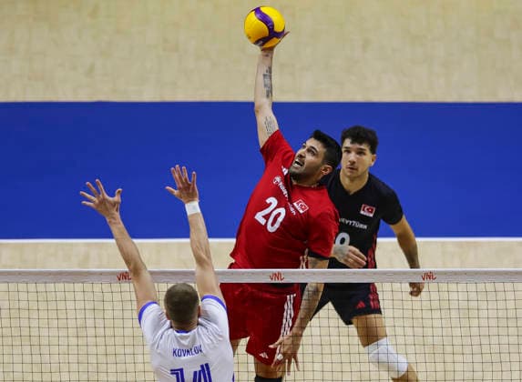 WomenÕs Volleyball Nations League - Belgrade 2026 Turkey s Efe Bayram spikes the ball against Ukraine s Illa Kovalov during the MenÕs Volleyball Nations League Pool 7 match between Turkiye and Ukraine at Belgrade Arena on July 17, 2026 in Belgrade, Serbia. Belgrade Serbia Copyright: xSrdjanxStevanovicx x