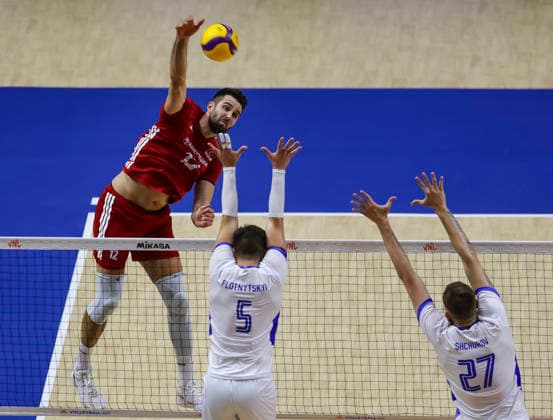 WomenÕs Volleyball Nations League - Belgrade 2026 Turkey s Adis Lagumdzija spikes the ball against Ukraine s Oleh Plotnytskyi and Ukraine s Vladyslav Shchurov during the MenÕs Volleyball Nations League Pool 7 match between Turkiye and Ukraine at Belgrade Arena on July 17, 2026 in Belgrade, Serbia. Belgrade Serbia Copyright: xSrdjanxStevanovicx x