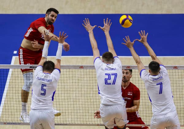 WomenÕs Volleyball Nations League - Belgrade 2026 Turkey s Adis Lagumdzija spikes the ball against Ukraine s Oleh Plotnytskyi, Ukraine s Vladyslav Shchurov and Ukraine s Yurii Synytsia during the MenÕs Volleyball Nations League Pool 7 match between Turkiye and Ukraine at Belgrade Arena on July 17, 2026 in Belgrade, Serbia. Belgrade Serbia Copyright: xSrdjanxStevanovicx x