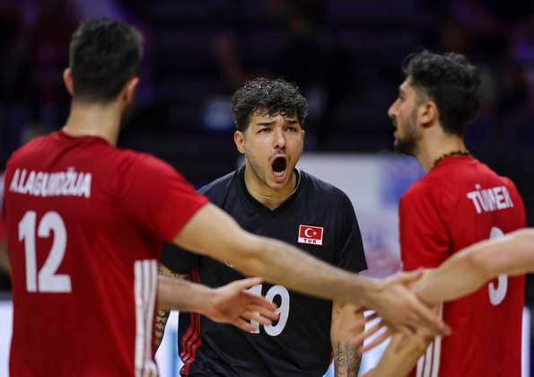 WomenÕs Volleyball Nations League - Belgrade 2026 Turkey s Berkay Bayraktar (C) Turkey s Adis Lagumdzija react during the MenÕs Volleyball Nations League Pool 7 match between Turkiye and Ukraine at Belgrade Arena on July 17, 2026 in Belgrade, Serbia. Belgrade Serbia Copyright: xSrdjanxStevanovicx x