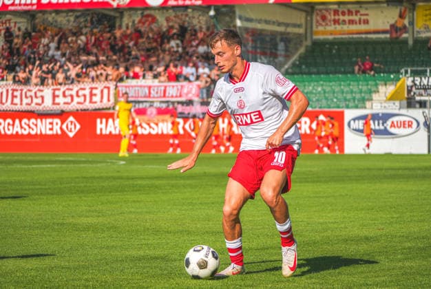 Fussball Österreich - 17.07.2026 - Internationales Testspiel - SV Oberbank Ried vs. Rot Weiss Essen - BWT x Oberösterreichische Arena (Ried, Österreich): Marvin Obuz (Rot Weiss Essen) *** Soccer Austria July 17, 2026 International Friendly: SV Oberbank Ried vs. Rot Weiss Essen BWT x Oberösterreichische Arena, Ried, Austria Marvin Obuz Rot Weiss Essen Copyright: xLukasxBierederx