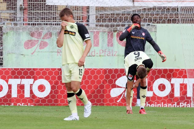 17.07.2026, xrekx, Fussball Testspiel, FSV Mainz 05 - 1.FC Kaiserslautern v.l. Naatan Skyttä Skyttae (1.FC Kaiserslautern) Enis Kamga (1.FC Kaiserslautern) Fabian Kunze (1.FC Kaiserslautern) enttaeuscht, enttäuscht, schaut enttaeuscht, niedergeschlagen, disappointed 4:1 (DFL DFB REGULATIONS PROHIBIT ANY USE OF PHOTOGRAPHS as IMAGE SEQUENCES and or QUASI-VIDEO) Mainz *** July 17, 2026, xrekx, Soccer Friendly Match, FSV Mainz 05 vs. 1. FC Kaiserslautern: Naatan Skyttä (Skyttae) 1. FC Kaiserslautern, Enis Kamga 1. FC Kaiserslautern, Fabian Kunze 1. FC Kaiserslautern looks disappointed, looks disappointed, dejected, disappointed 4–1 DFL DFB REGULATIONS PROHIBIT ANY USE OF PHOTOGRAPHS as IMAGE SEQUENCES and or QUASI-VIDEO Mainz