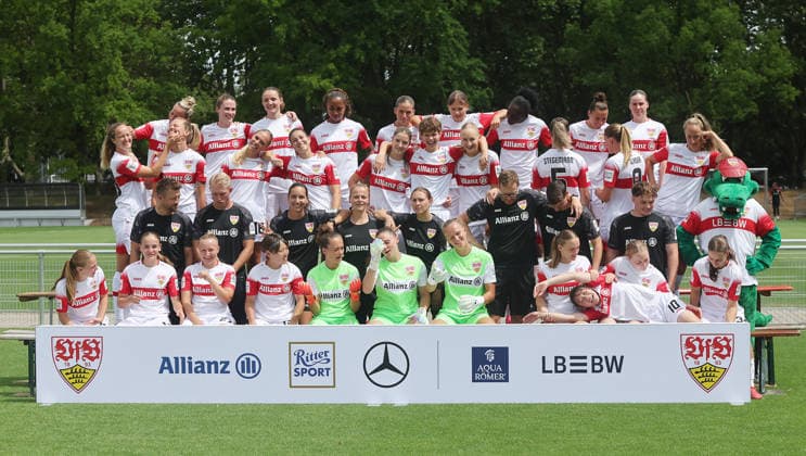 Stuttgart , VfB Stuttgart Frauen ; 1.BL Frauen, Porträttermin 2026 2027, Mannschaftsfoto, Spaßfoto , Humor *** Stuttgart, VfB Stuttgart Women s 1st Team (Women s Bundesliga), Portrait Session 2026–2027, Team Photo, Fun Photo, Humor