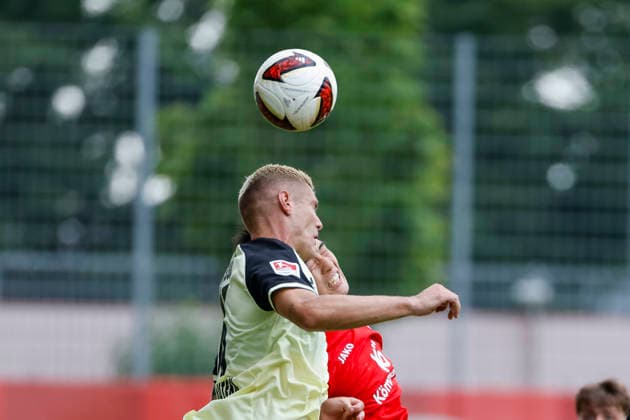 Erik Wekesser (1. FC Kaiserslautern, 13) und Sota Kawasaki (1.FSV Mainz, 24) beim Kopfballduell , Deutschland, Fussball, Testspiel, 2026 2027, 1.FSV Mainz 05 vs. 1.FC Kaiserslautern, 17.07.2026, Mainz Bruchwegstadion Rheinland-Pfalz Deutschland *** Erik Wekesser of 1 FC Kaiserslautern, 13, and Sota Kawasaki of 1 FSV Mainz, 24, in a header duel, Germany, soccer, friendly match, 2026–2027, 1 FSV Mainz 05 vs. 1 FC Kaiserslautern, July 17, 2026, Bruchwegstadion, Mainz, Rhineland-Palatinate, Germany Copyright: xGrantxHubbsx