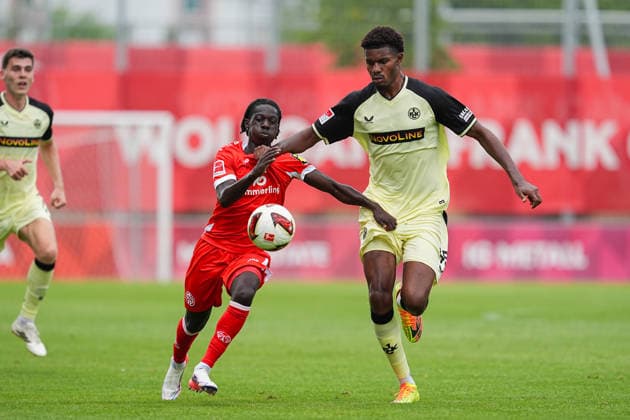 17.07.2026, xydrx, Fußball, Testspiel, 1. FSV Mainz 05 - 1. FC Kaiserslautern, Saison 2026 2027, Stadion am Bruchweg: Jeremiah Debrah (1.FSV Mainz 05, 38) im Zweikampf gegen Kelven Frees (1.FC Kaiserslautern, 45) DFB regulations prohibit any use of photographs as image sequences and or quasi-video. *** July 17, 2026, xydrx, Soccer, Friendly Match, 1 FSV Mainz 05 vs. 1 FC Kaiserslautern, 2026–2027 Season, Bruchweg Stadium: Jeremiah Debrah (1 FSV Mainz 05) challenges Kelven Frees (1 FC Kaiserslautern) in a tackle at the 38-minute mark; DFB regulations prohibit any use of photographs as image sequences and or quasi-video Copyright: HMBxMedia YannisxDreimann