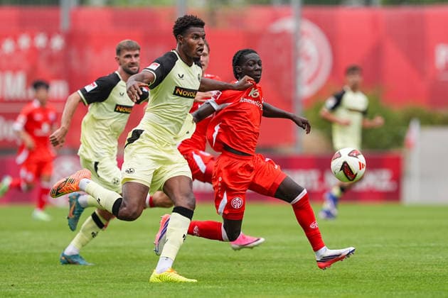 17.07.2026, xydrx, Fußball, Testspiel, 1. FSV Mainz 05 - 1. FC Kaiserslautern, Saison 2026 2027, Stadion am Bruchweg: Kelven Frees (1.FC Kaiserslautern, 45) im Zweikampf gegen Jeremiah Debrah (1.FSV Mainz 05, 38) DFB regulations prohibit any use of photographs as image sequences and or quasi-video. *** July 17, 2026, xydrx, Soccer, Friendly Match, 1 FSV Mainz 05 vs. 1 FC Kaiserslautern, 2026–2027 Season, Bruchweg Stadium, Kelven Frees, 1 FC Kaiserslautern, No. 45 in a tackle against Jeremiah Debrah of 1 FSV Mainz 05, No. 38. DFB regulations prohibit any use of photographs as image sequences and or quasi-video. Copyright: HMBxMedia YannisxDreimann