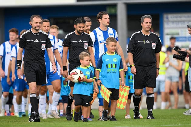 SOCCER - Wattens vs Hertha, test match KUNDL,AUSTRIA,17.JUL.26 - SOCCER - ADMIRAL Bundesliga, 2. DFL, 2. Deutsche Bundesliga, WSG Tirol vs Hertha BSC Berlin, test match. Image shows assistant referee Christoph Schick, referee Ali Mutlu and assistant referee Tahir Uecler.  GEPAxpictures xDanielxSchoenherr