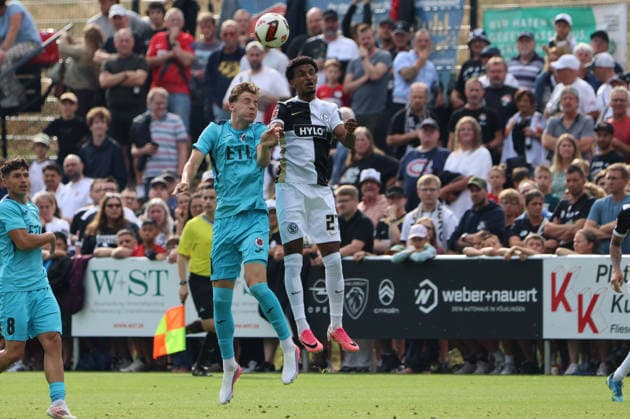 17.07.2026, Fussball, Herren, Testspiel, Saison 2026 2027, SV 07 Elversberg - FC Viktoria Köln, Filimon Gerezgiher (SV 07 Elversberg), Niklas Swider (FC Viktoria Köln) Überherrn-Felsberg Rasenplatz Felsberg Saarland Deutschland (DEU) *** July 17, 2026, Soccer, Men s, Friendly Match, 2026–2027 Season, SV 07 Elversberg vs. FC Viktoria Köln, Filimon Gerezgiher (SV 07 Elversberg), Niklas Swider (FC Viktoria Köln), Überherrn Felsberg, Grass Field, Felsberg, Saarland, Germany, DEU Copyright: xSebastianxBachx