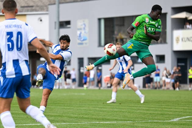 SOCCER - Wattens vs Hertha, test match KUNDL,AUSTRIA,17.JUL.26 - SOCCER - ADMIRAL Bundesliga, 2. DFL, 2. Deutsche Bundesliga, WSG Tirol vs Hertha BSC Berlin, test match. Image shows Kevin Sessa (Hertha) and Michael Olakigbe (Wattens).  GEPAxpictures xDanielxSchoenherr