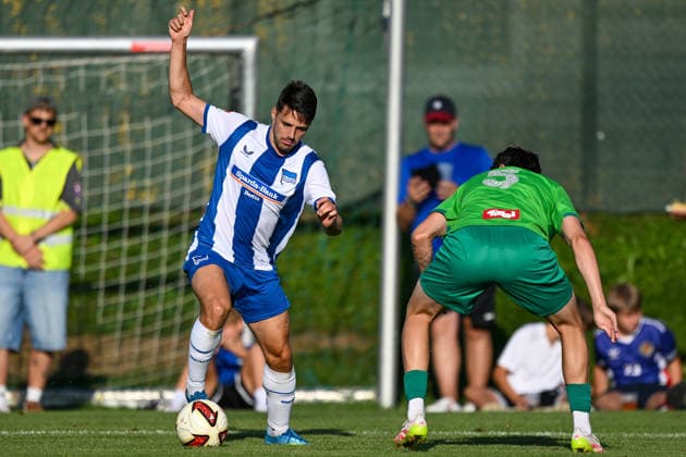 SOCCER - Wattens vs Hertha, test match KUNDL,AUSTRIA,17.JUL.26 - SOCCER - ADMIRAL Bundesliga, 2. DFL, 2. Deutsche Bundesliga, WSG Tirol vs Hertha BSC Berlin, test match. Image shows Josip Brekalo (Hertha) and Drew Murray (Wattens).  GEPAxpictures xDanielxSchoenherr