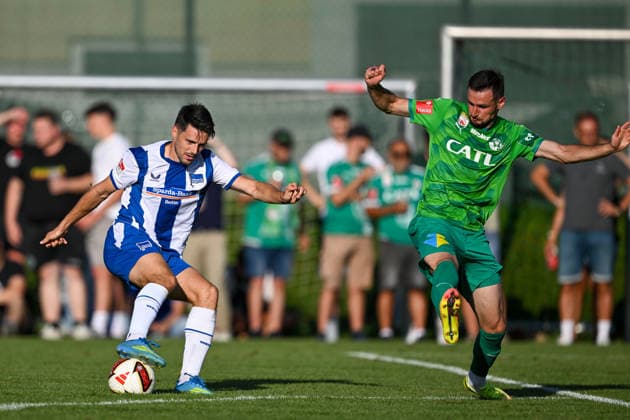 SOCCER - Wattens vs Hertha, test match KUNDL,AUSTRIA,17.JUL.26 - SOCCER - ADMIRAL Bundesliga, 2. DFL, 2. Deutsche Bundesliga, WSG Tirol vs Hertha BSC Berlin, test match. Image shows Josip Brekalo (Hertha) and Husein Balic (Wattens).  GEPAxpictures xDanielxSchoenherr