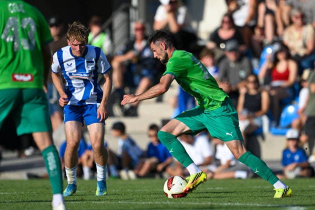 SOCCER - Wattens vs Hertha, test match KUNDL,AUSTRIA,17.JUL.26 - SOCCER - ADMIRAL Bundesliga, 2. DFL, 2. Deutsche Bundesliga, WSG Tirol vs Hertha BSC Berlin, test match. Image shows Mayson Grothe (Hertha) and Husein Balic (Wattens).  GEPAxpictures xDanielxSchoenherr