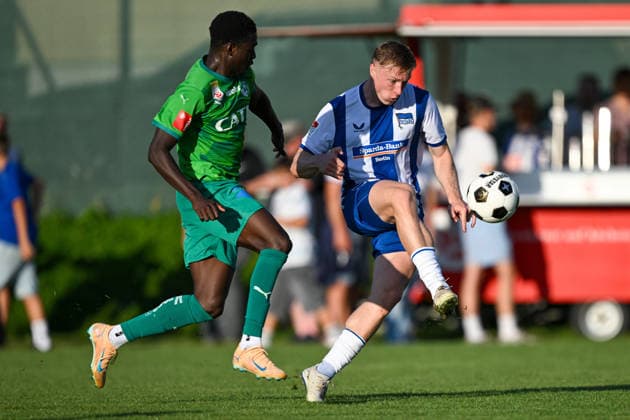 SOCCER - Wattens vs Hertha, test match KUNDL,AUSTRIA,17.JUL.26 - SOCCER - ADMIRAL Bundesliga, 2. DFL, 2. Deutsche Bundesliga, WSG Tirol vs Hertha BSC Berlin, test match. Image shows Michael Olakigbe (Wattens) and Julian Eitschberger (Hertha).  GEPAxpictures xDanielxSchoenherr