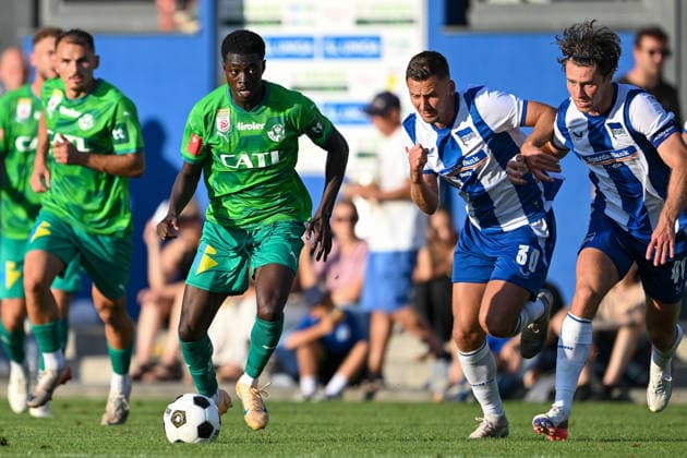 SOCCER - Wattens vs Hertha, test match KUNDL,AUSTRIA,17.JUL.26 - SOCCER - ADMIRAL Bundesliga, 2. DFL, 2. Deutsche Bundesliga, WSG Tirol vs Hertha BSC Berlin, test match. Image shows Michael Olakigbe (Wattens), Paul Seguin and Linus Gechter (Hertha).  GEPAxpictures xDanielxSchoenherr
