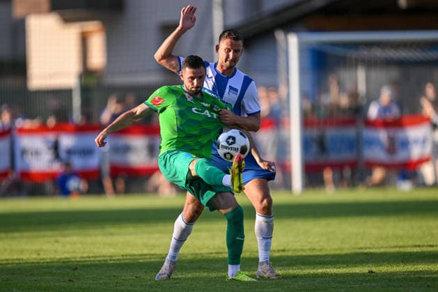 SOCCER - Wattens vs Hertha, test match KUNDL,AUSTRIA,17.JUL.26 - SOCCER - ADMIRAL Bundesliga, 2. DFL, 2. Deutsche Bundesliga, WSG Tirol vs Hertha BSC Berlin, test match. Image shows Husein Balic (Wattens) and Paul Seguin (Hertha).  GEPAxpictures xDanielxSchoenherr