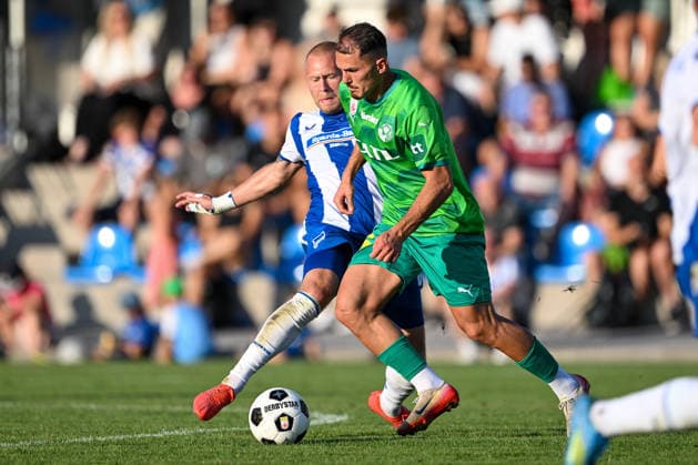 SOCCER - Wattens vs Hertha, test match KUNDL,AUSTRIA,17.JUL.26 - SOCCER - ADMIRAL Bundesliga, 2. DFL, 2. Deutsche Bundesliga, WSG Tirol vs Hertha BSC Berlin, test match. Image shows Jon Dagur Thorsteinsson (Hertha) and Murat Satin (Wattens).  GEPAxpictures xDanielxSchoenherr