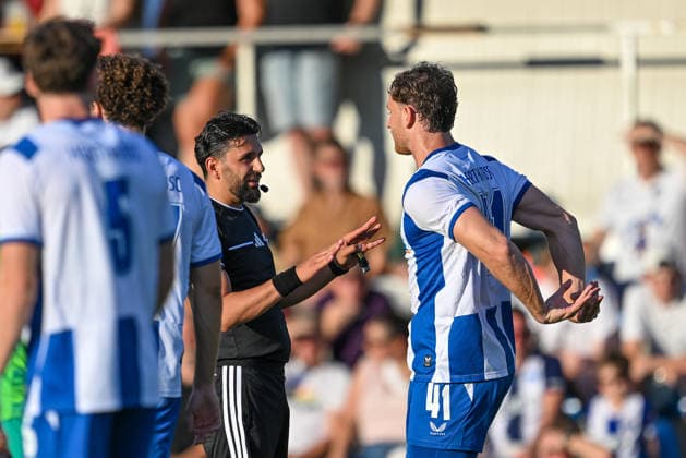 SOCCER - Wattens vs Hertha, test match KUNDL,AUSTRIA,17.JUL.26 - SOCCER - ADMIRAL Bundesliga, 2. DFL, 2. Deutsche Bundesliga, WSG Tirol vs Hertha BSC Berlin, test match. Image shows referee Ali Mutlu and Pascal Klemens (Hertha).  GEPAxpictures xDanielxSchoenherr