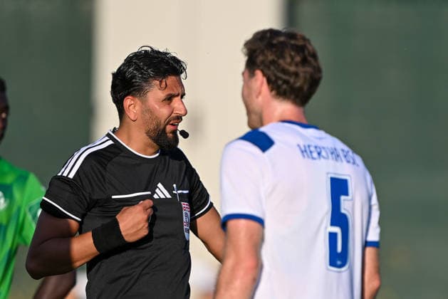 SOCCER - Wattens vs Hertha, test match KUNDL,AUSTRIA,17.JUL.26 - SOCCER - ADMIRAL Bundesliga, 2. DFL, 2. Deutsche Bundesliga, WSG Tirol vs Hertha BSC Berlin, test match. Image shows referee Ali Mutlu.  GEPAxpictures xDanielxSchoenherr