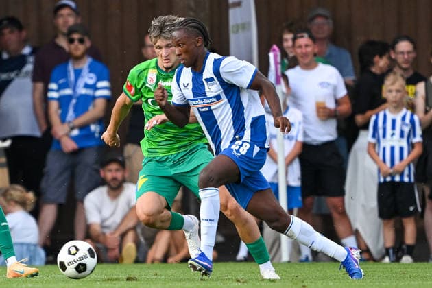 SOCCER - Wattens vs Hertha, test match KUNDL,AUSTRIA,17.JUL.26 - SOCCER - ADMIRAL Bundesliga, 2. DFL, 2. Deutsche Bundesliga, WSG Tirol vs Hertha BSC Berlin, test match. Image shows Tizian Valentino Scharmer (Wattens) and Jelani Ndi (Hertha).  GEPAxpictures xDanielxSchoenherr