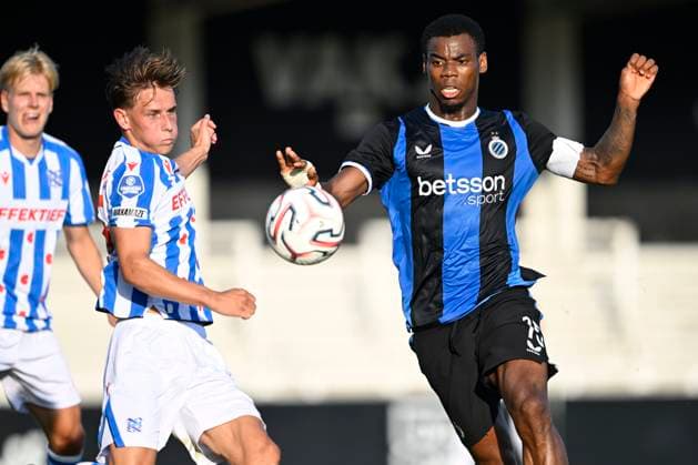 Club Brugge v sc Heerenveen - Friendly match ROESELARE, BELGIUM - JULY 17 : Onyedika Nwadike Raphael midfielder of Club Brugge in action with Braude Oliver midfielder of sc Heerenveen during the friendly match between Club Brugge and sc Heerenveen on July 17, 2026 in Roeselare, Belgium, 17 07 2026 Roeselare Belgium  Copyright: xNicoxVereeckenx