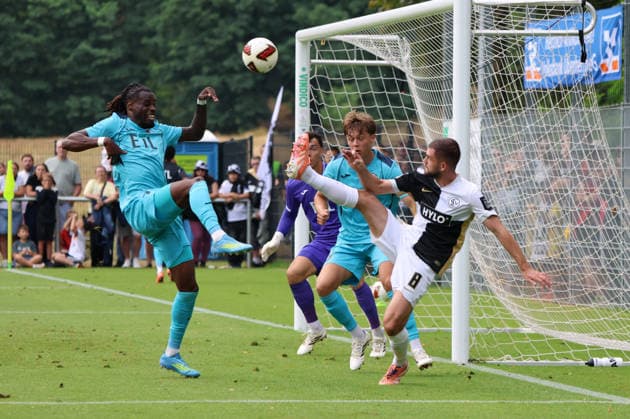 17.07.2026, Fussball, Herren, Testspiel, Saison 2026 2027, SV 07 Elversberg - FC Viktoria Köln, Lukasz Poreba (SV 07 Elversberg), Yannick Tonye (FC Viktoria Köln) Überherrn-Felsberg Rasenplatz Felsberg Saarland Deutschland (DEU) *** July 17, 2026, Soccer, Men s, Friendly Match, 2026–2027 Season, SV 07 Elversberg vs. FC Viktoria Köln, Lukasz Poreba (SV 07 Elversberg), Yannick Tonye (FC Viktoria Köln), Überherrn Felsberg, Grass Field, Felsberg, Saarland, Germany, DEU Copyright: xSebastianxBachx