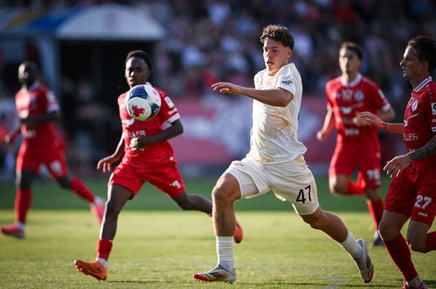 Fussball 1. Bundesliga 2026 2027 Testspiel 17.07.2026 FC Winterthur- 1.FC Union Berlin Oskar Engel (Mitte, 1.FC Union Berlin) gegen Fabian Rohner (re, FC Winterthur) *** Soccer, Bundesliga 1, 2026–2027, Friendly Match, July 17, 2026, FC Winterthur vs. 1. FC Union Berlin, Oskar Engel (center), 1. FC Union Berlin vs. Fabian Rohner (right), FC Winterthur