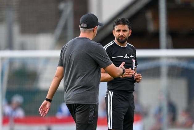 SOCCER - Wattens vs Hertha, test match KUNDL,AUSTRIA,17.JUL.26 - SOCCER - ADMIRAL Bundesliga, 2. DFL, 2. Deutsche Bundesliga, WSG Tirol vs Hertha BSC Berlin, test match. Image shows head coach Philipp Semlic (Wattens) and referee Ali Mutlu.  GEPAxpictures xDanielxSchoenherr
