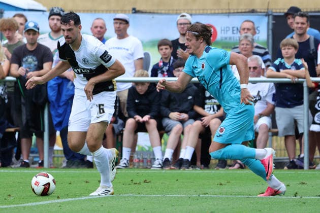 17.07.2026, Fussball, Herren, Testspiel, Saison 2026 2027, SV 07 Elversberg - FC Viktoria Köln, Luca Pfeiffer (SV 07 Elversberg), Tobias Eisenhuth (FC Viktoria Köln) Überherrn-Felsberg Rasenplatz Felsberg Saarland Deutschland (DEU) *** July 17, 2026, Soccer, Men s, Friendly Match, 2026–2027 Season, SV 07 Elversberg vs. FC Viktoria Köln, Luca Pfeiffer (SV 07 Elversberg), Tobias Eisenhuth (FC Viktoria Köln), Überherrn Felsberg, Grass Field, Felsberg, Saarland, Germany, DEU Copyright: xSebastianxBachx