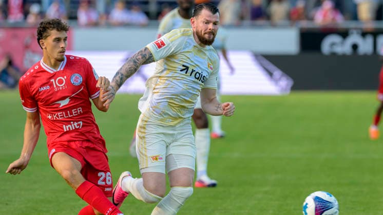 im Bild v.l.: Ledjan Sahitaj ( 26 - FC Winterthur), Oliver Burke ( 07,Union Berlin), Zweikampf, Action, Kampf, kaempft um den Ball, CH, Winterthur, Fussball, Testspiel, FC Winterthur vs 1. FC Union Berlin, 17.07.2026, DFB DFL REGULATIONS PROHIBIT ANY USE OF PHOTOGRAPHS AS IMAGE SEQUENCES AND OR QUASI-VIDEO, *** In the photo, from left: Ledjan Sahitaj 26 (FC Winterthur), Oliver Burke 07 (Union Berlin); tackle, action, battle, fighting for the ball; CH, Winterthur, soccer, friendly match, FC Winterthur vs. 1. FC Union Berlin, July 17, 2026, DFB and DFL regulations prohibit any use of photographs as image sequences and or quasi-video, Copyright: HMBxMedia UwexKoch