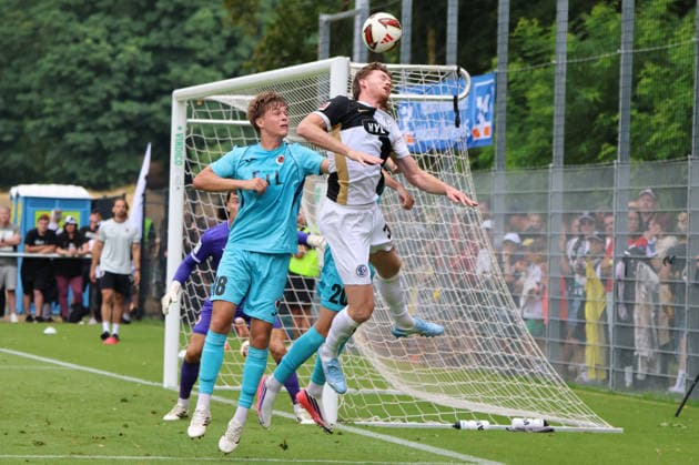 17.07.2026, Fussball, Herren, Testspiel, Saison 2026 2027, SV 07 Elversberg - FC Viktoria Köln, Florian Le Joncour (SV 07 Elversberg), Tim Kloss (FC Viktoria Köln) Überherrn-Felsberg Rasenplatz Felsberg Saarland Deutschland (DEU) *** July 17, 2026, Soccer, Men s, Friendly Match, 2026–2027 Season, SV 07 Elversberg vs. FC Viktoria Köln, Florian Le Joncour (SV 07 Elversberg), Tim Kloss (FC Viktoria Köln), Überherrn Felsberg, Grass Field, Felsberg, Saarland, Germany, DEU Copyright: xSebastianxBachx