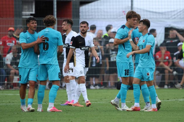 17.07.2026, Fussball, Herren, Testspiel, Saison 2026 2027, SV 07 Elversberg - FC Viktoria Köln, Torjubel zum 0:1, Torschütze: Niklas Swider (FC Viktoria Köln) Überherrn-Felsberg Rasenplatz Felsberg Saarland Deutschland (DEU) *** July 17, 2026, Soccer, Men s, Friendly Match, 2026–2027 Season, SV 07 Elversberg vs. FC Viktoria Köln, Goal celebration after the 0–1, Goal scorer Niklas Swider, FC Viktoria Köln, Überherrn Felsberg, Grass Field, Felsberg, Saarland, Germany, DEU Copyright: xSebastianxBachx