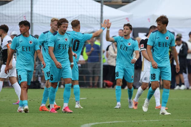 17.07.2026, Fussball, Herren, Testspiel, Saison 2026 2027, SV 07 Elversberg - FC Viktoria Köln, Torjubel zum 0:1, Torschütze: Niklas Swider (FC Viktoria Köln) Überherrn-Felsberg Rasenplatz Felsberg Saarland Deutschland (DEU) *** July 17, 2026, Soccer, Men s, Friendly Match, 2026–2027 Season, SV 07 Elversberg vs. FC Viktoria Köln, Goal celebration after the 0–1, Goal scorer Niklas Swider, FC Viktoria Köln, Überherrn Felsberg, Grass Field, Felsberg, Saarland, Germany, DEU Copyright: xSebastianxBachx