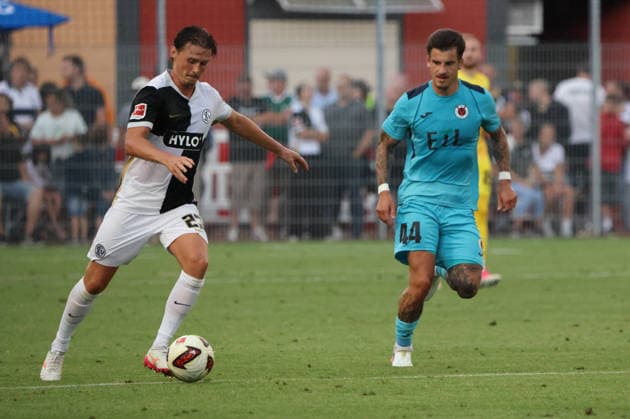17.07.2026, Fussball, Herren, Testspiel, Saison 2026 2027, SV 07 Elversberg - FC Viktoria Köln, Carlo Sickinger (SV 07 Elversberg), Niklas Castelle (FC Viktoria Köln) Überherrn-Felsberg Rasenplatz Felsberg Saarland Deutschland (DEU) *** July 17, 2026, Soccer, Men s, Friendly, 2026–2027 Season, SV 07 Elversberg vs. FC Viktoria Köln, Carlo Sickinger (SV 07 Elversberg), Niklas Castelle (FC Viktoria Köln), Überherrn Felsberg, Grass Field, Felsberg, Saarland, Germany, DEU Copyright: xSebastianxBachx