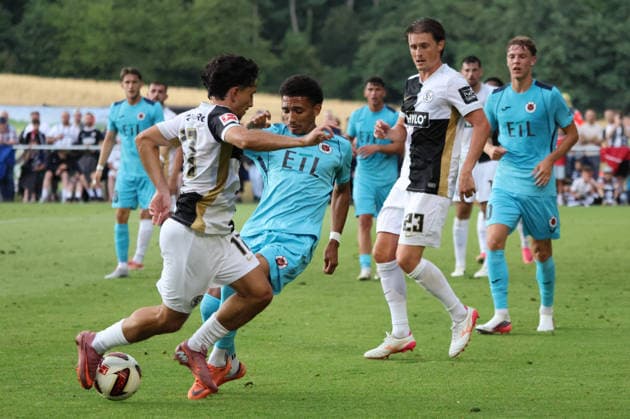 17.07.2026, Fussball, Herren, Testspiel, Saison 2026 2027, SV 07 Elversberg - FC Viktoria Köln, Jason Ceka (SV 07 Elversberg), Florian Le Joncour (SV 07 Elversberg), Eric Gueye (FC Viktoria Köln) Überherrn-Felsberg Rasenplatz Felsberg Saarland Deutschland (DEU) *** July 17, 2026, Soccer, Men s, Friendly Match, 2026–2027 Season, SV 07 Elversberg vs. FC Viktoria Köln, Jason Ceka (SV 07 Elversberg), Florian Le Joncour (SV 07 Elversberg), Eric Gueye (FC Viktoria Köln), Überherrn Felsberg, Grass Field, Felsberg, Saarland, Germany, DEU Copyright: xSebastianxBachx