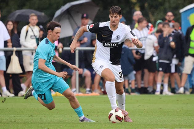17.07.2026, Fussball, Herren, Testspiel, Saison 2026 2027, SV 07 Elversberg - FC Viktoria Köln, Maximilian Rohr (SV 07 Elversberg), Raphael Ott (FC Viktoria Köln) Überherrn-Felsberg Rasenplatz Felsberg Saarland Deutschland (DEU) *** July 17, 2026, Soccer, Men s, Friendly Match, 2026–2027 Season, SV 07 Elversberg vs. FC Viktoria Köln, Maximilian Rohr (SV 07 Elversberg), Raphael Ott (FC Viktoria Köln), Überherrn Felsberg, Grass Field, Felsberg, Saarland, Germany, DEU Copyright: xSebastianxBachx