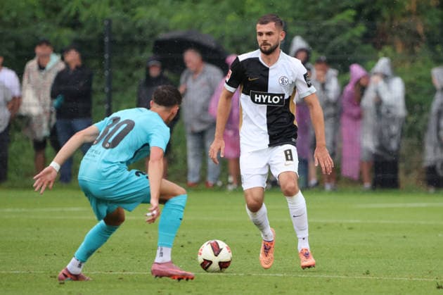 17.07.2026, Fussball, Herren, Testspiel, Saison 2026 2027, SV 07 Elversberg - FC Viktoria Köln, Lukasz Poreba (SV 07 Elversberg), Alexander Prokopenko (FC Viktoria Köln) Überherrn-Felsberg Rasenplatz Felsberg Saarland Deutschland (DEU) *** July 17, 2026, Soccer, Men s, Friendly Match, 2026–2027 Season, SV 07 Elversberg vs. FC Viktoria Köln, Lukasz Poreba (SV 07 Elversberg), Alexander Prokopenko (FC Viktoria Köln), Überherrn Felsberg, Grass Field, Felsberg, Saarland, Germany, DEU Copyright: xSebastianxBachx