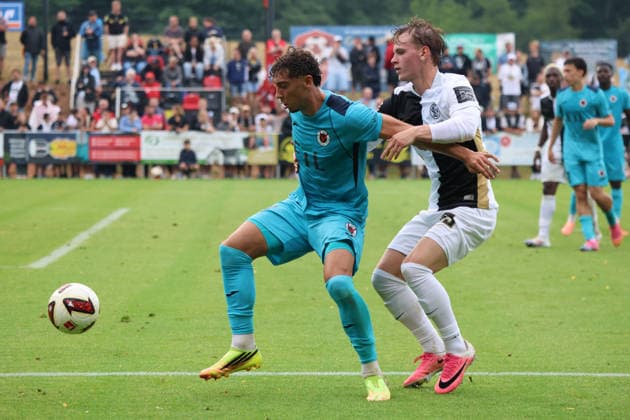 17.07.2026, Fussball, Herren, Testspiel, Saison 2026 2027, SV 07 Elversberg - FC Viktoria Köln, Diego Perri (FC Viktoria Köln), Cole Campbell (SV 07 Elversberg) Überherrn-Felsberg Rasenplatz Felsberg Saarland Deutschland (DEU) *** July 17, 2026, Soccer, Men s, Friendly, 2026–2027 Season, SV 07 Elversberg vs. FC Viktoria Köln, Diego Perri (FC Viktoria Köln), Cole Campbell (SV 07 Elversberg), Überherrn Felsberg, Grass Field, Felsberg, Saarland, Germany, DEU Copyright: xSebastianxBachx