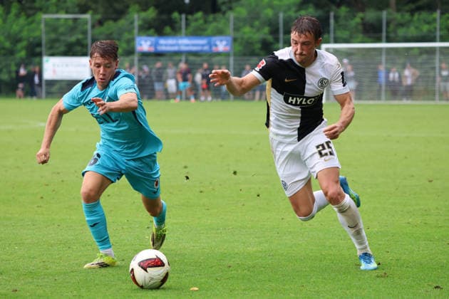 17.07.2026, Fussball, Herren, Testspiel, Saison 2026 2027, SV 07 Elversberg - FC Viktoria Köln, Lukas Petkov (SV 07 Elversberg), Niklas Jahn (FC Viktoria Köln) Überherrn-Felsberg Rasenplatz Felsberg Saarland Deutschland (DEU) *** July 17, 2026, Soccer, Men s, Friendly Match, 2026–2027 Season, SV 07 Elversberg vs. FC Viktoria Köln, Lukas Petkov (SV 07 Elversberg), Niklas Jahn (FC Viktoria Köln), Überherrn Felsberg, Grass Field, Felsberg, Saarland, Germany, DEU Copyright: xSebastianxBachx