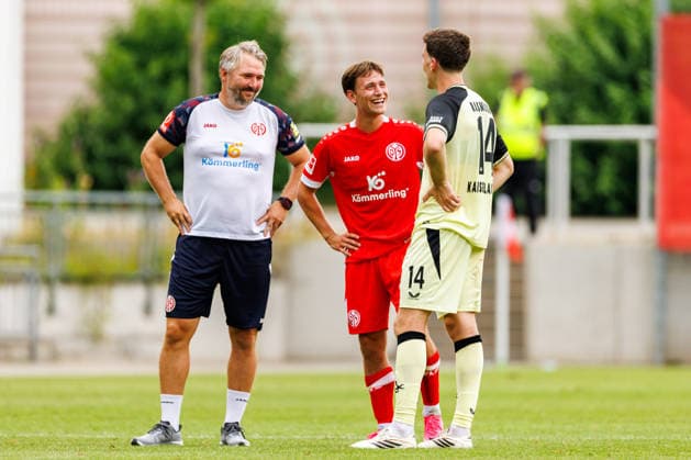 Sport Themen der Woche KW29 MAINZ, GERMANY - JULY 17: William Boeving (1. FSV Mainz 05, 14) and Jacob Rasmussen (1. FC Kaiserslautern, 14) having a chat after the exhibition game between 1. FSV Mainz 05 vs. 1. FC Kaiserslautern at Bruchweg Stadium in preparation for the Bundesliga season 2026 27 on July 17, 2026 in Mainz, Germany. DFL REGULATIONS PROHIBIT ANY USE OF PHOTOGRAPHS AS IMAGE SEQUENCES AND OR QUASI-VIDEO. Rhineland-Palatinate Germany Copyright: xStephanxHahnex