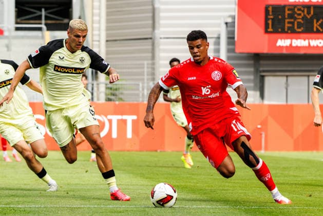 MAINZ, GERMANY - JULY 17: Ransford-Yeboah Koenigsdoerffer (Königsdörffer, 1. FSV Mainz 05, 11) is challenged by Erik Wekesser (1. FC Kaiserslautern, 13) during the exhibition game between 1. FSV Mainz 05 vs. 1. FC Kaiserslautern at Bruchweg Stadium in preparation for the Bundesliga season 2026 27 on July 17, 2026 in Mainz, Germany. DFL REGULATIONS PROHIBIT ANY USE OF PHOTOGRAPHS AS IMAGE SEQUENCES AND OR QUASI-VIDEO. Rhineland-Palatinate Germany Copyright: xStephanxHahnex