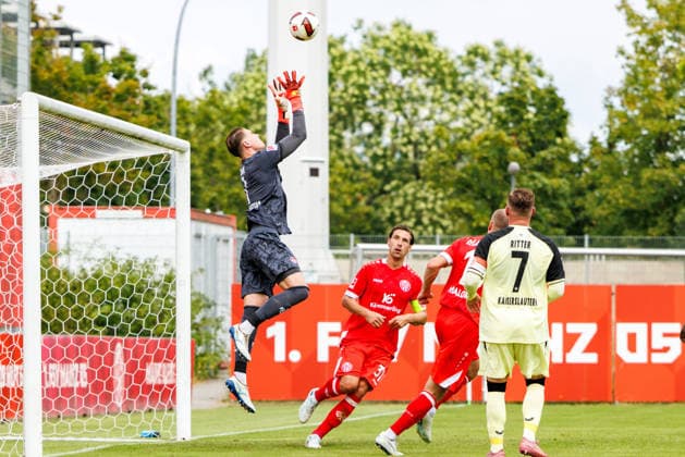 MAINZ, GERMANY - JULY 17: Julian Krahl (1. FC Kaiserslautern, 1) catches a ball during the exhibition game between 1. FSV Mainz 05 vs. 1. FC Kaiserslautern at Bruchweg Stadium in preparation for the Bundesliga season 2026 27 on July 17, 2026 in Mainz, Germany. DFL REGULATIONS PROHIBIT ANY USE OF PHOTOGRAPHS AS IMAGE SEQUENCES AND OR QUASI-VIDEO. Rhineland-Palatinate Germany Copyright: xStephanxHahnex