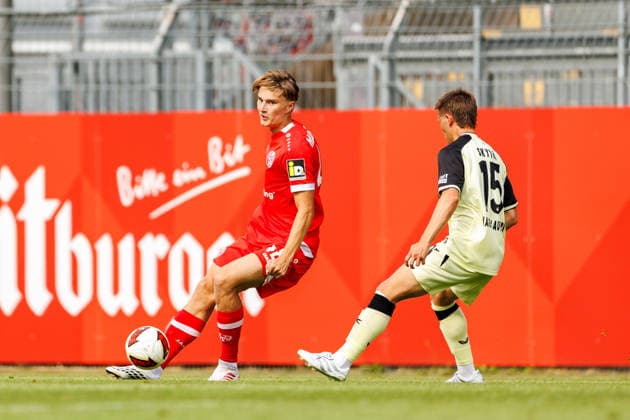 MAINZ, GERMANY - JULY 17: Kacper Potulski (1. FSV Mainz 05, 48) is challenged by Naatan Skyttae (Skyttä, 1. FC Kaiserslautern, 15) during the exhibition game between 1. FSV Mainz 05 vs. 1. FC Kaiserslautern at Bruchweg Stadium in preparation for the Bundesliga season 2026 27 on July 17, 2026 in Mainz, Germany. DFL REGULATIONS PROHIBIT ANY USE OF PHOTOGRAPHS AS IMAGE SEQUENCES AND OR QUASI-VIDEO. Rhineland-Palatinate Germany Copyright: xStephanxHahnex