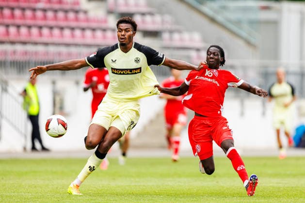 MAINZ, GERMANY - JULY 17: k45 and Jeremiah Debrah (1. FSV Mainz 05, 38) compete for the ball during the exhibition game between 1. FSV Mainz 05 vs. 1. FC Kaiserslautern at Bruchweg Stadium in preparation for the Bundesliga season 2026 27 on July 17, 2026 in Mainz, Germany. DFL REGULATIONS PROHIBIT ANY USE OF PHOTOGRAPHS AS IMAGE SEQUENCES AND OR QUASI-VIDEO. Rhineland-Palatinate Germany Copyright: xStephanxHahnex