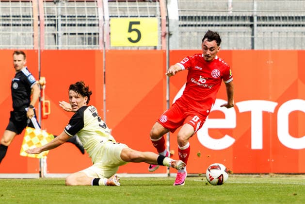 MAINZ, GERMANY - JULY 17: Paul Nebel (1. FSV Mainz 05, 8) is challenged by Leon Robinson (1. FC Kaiserslautern, 37) during the exhibition game between 1. FSV Mainz 05 vs. 1. FC Kaiserslautern at Bruchweg Stadium in preparation for the Bundesliga season 2026 27 on July 17, 2026 in Mainz, Germany. DFL REGULATIONS PROHIBIT ANY USE OF PHOTOGRAPHS AS IMAGE SEQUENCES AND OR QUASI-VIDEO. Rhineland-Palatinate Germany Copyright: xStephanxHahnex