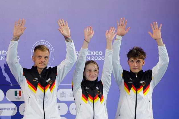 Sport Themen der Woche KW29 Mexico Diving Cup in Zapopan (L-R) Timo Barthel, Carolina Coordes and Hannes Eberspacher of Germany pose during the awards ceremony after placing third in the mixed event at the Mexico Diving Cup in Zapopan, Jalisco, Mexico, 17 July 2026. ZAPOPAN Mexico  Copyright: xFRANCISCOxGUASCOx