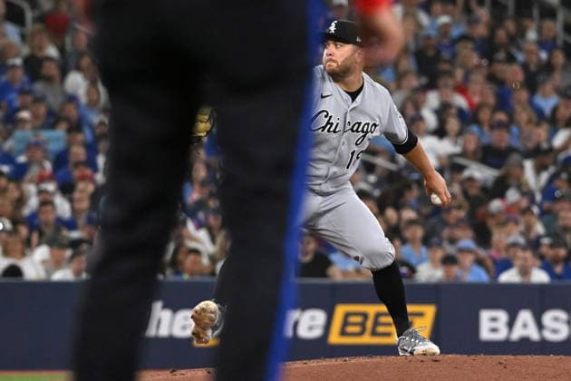July 17, 2026, Toronto, On, Canada: Chicago White Sox starting pitcher Anthony Kay (18) throws to a Toronto Blue Jays batter during first inning MLB, Baseball Herren, USA baseball action in Toronto on Friday, July 17, 2026. Canada News - July 17, 2026  - ZUMAc35_ 20260717_zaf_c35_081 Copyright: xJonxBlackerx